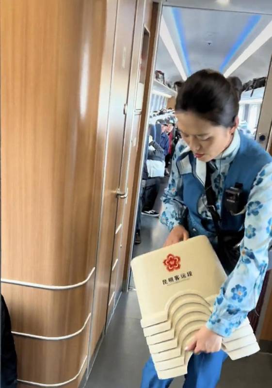  铁路春运交出暖心答卷；昆明局多项举措提升出行品质，爱心便民凳广受好评。 新闻 铁路春运交出暖心答卷；昆明局多项举措提升出行品质，爱心便民凳广受好评。 新闻 铁路春运交出暖心答卷；昆明局多项举措提升出行品质，爱心便民凳广受好评。 新闻 铁路春运交出暖心答卷；昆明局多项举措提升出行品质，爱心便民凳广受好评。 新闻 铁路春运交出暖心答卷；昆明局多项举措提升出行品质，爱心便民凳广受好评。 新闻 铁路春运交出暖心答卷；昆明局多项举措提升出行品质，爱心便民凳广受好评。 新闻 铁路春运交出暖心答卷；昆明局多项举措提升出行品质，爱心便民凳广受好评。 新闻