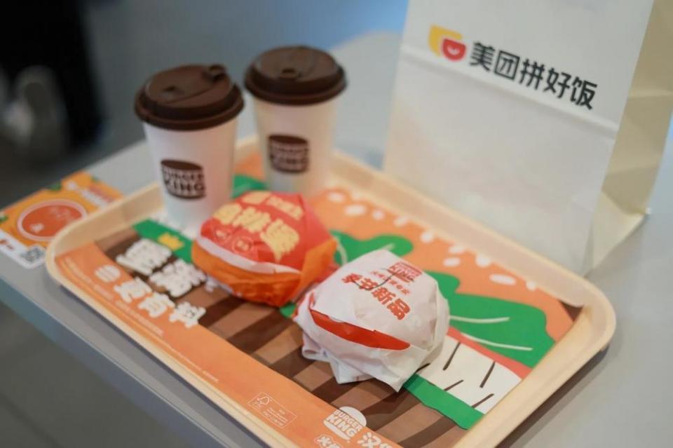  餐饮渠道创新观察：汉堡王携手拼好饭推行C2M反向定制；麻辣鸡排堡热销彰显用户共创价值，订单实现明显拉动。 新闻 餐饮渠道创新观察：汉堡王携手拼好饭推行C2M反向定制；麻辣鸡排堡热销彰显用户共创价值，订单实现明显拉动。 新闻 餐饮渠道创新观察：汉堡王携手拼好饭推行C2M反向定制；麻辣鸡排堡热销彰显用户共创价值，订单实现明显拉动。 新闻 餐饮渠道创新观察：汉堡王携手拼好饭推行C2M反向定制；麻辣鸡排堡热销彰显用户共创价值，订单实现明显拉动。 新闻 餐饮渠道创新观察：汉堡王携手拼好饭推行C2M反向定制；麻辣鸡排堡热销彰显用户共创价值，订单实现明显拉动。 新闻 餐饮渠道创新观察：汉堡王携手拼好饭推行C2M反向定制；麻辣鸡排堡热销彰显用户共创价值，订单实现明显拉动。 新闻 餐饮渠道创新观察：汉堡王携手拼好饭推行C2M反向定制；麻辣鸡排堡热销彰显用户共创价值，订单实现明显拉动。 新闻 餐饮渠道创新观察：汉堡王携手拼好饭推行C2M反向定制；麻辣鸡排堡热销彰显用户共创价值，订单实现明显拉动。 新闻